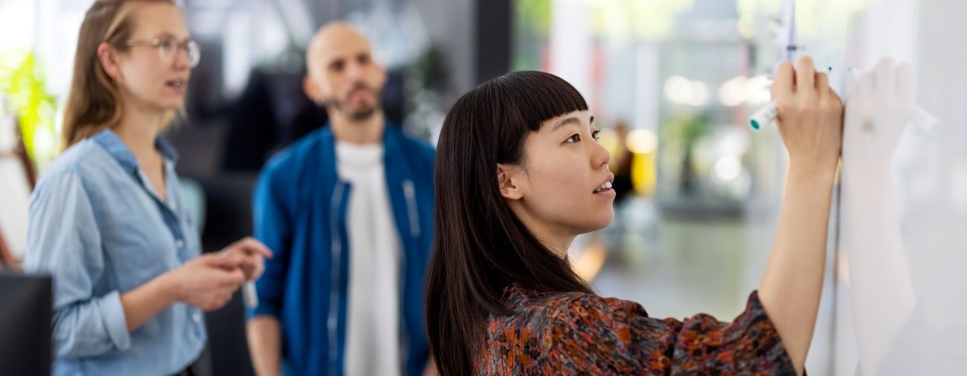 年轻女人在阐述问题