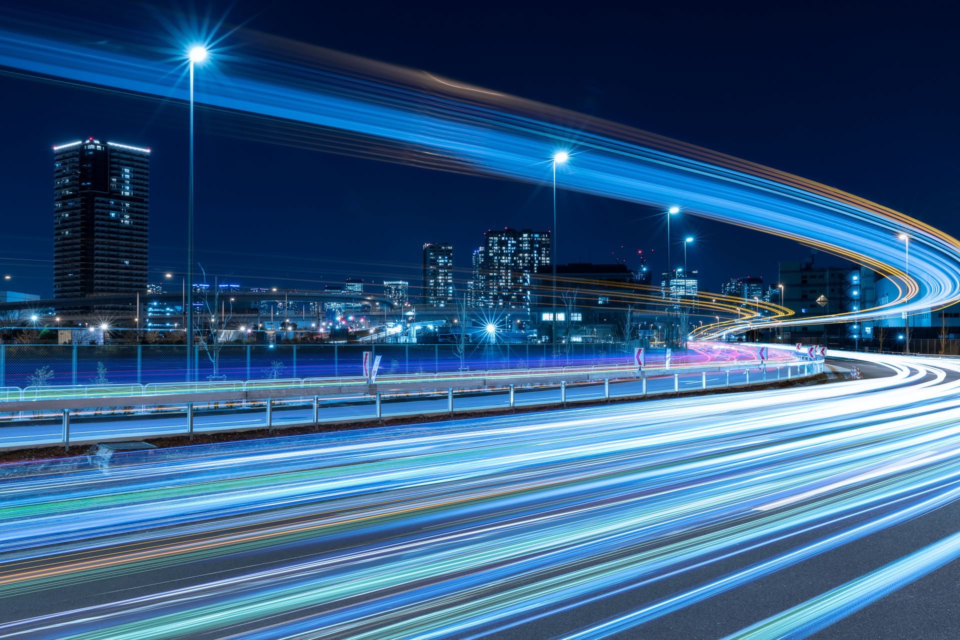 弯道上繁忙的光路