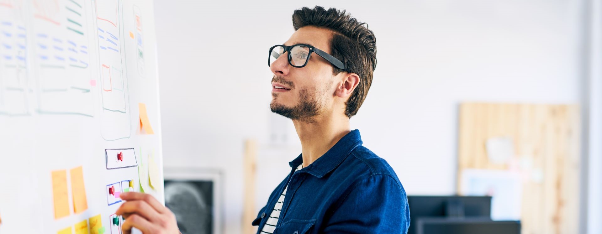 专家在白板上解释新应用