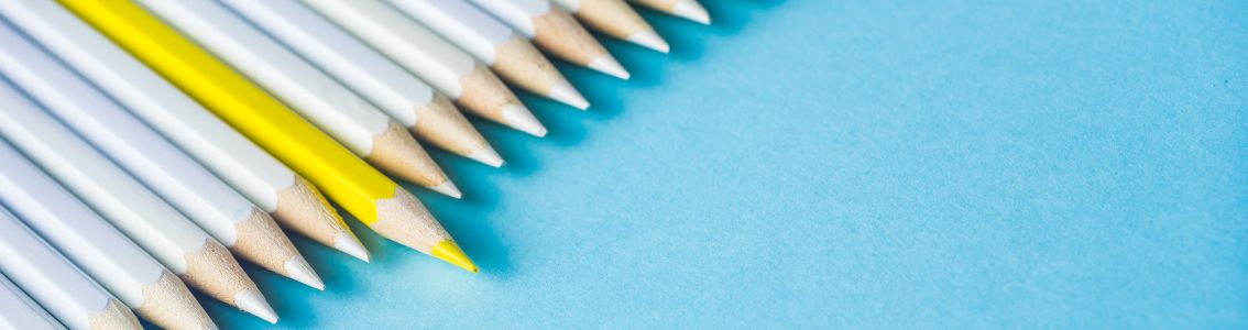 白色铅笔与彩色铅笔