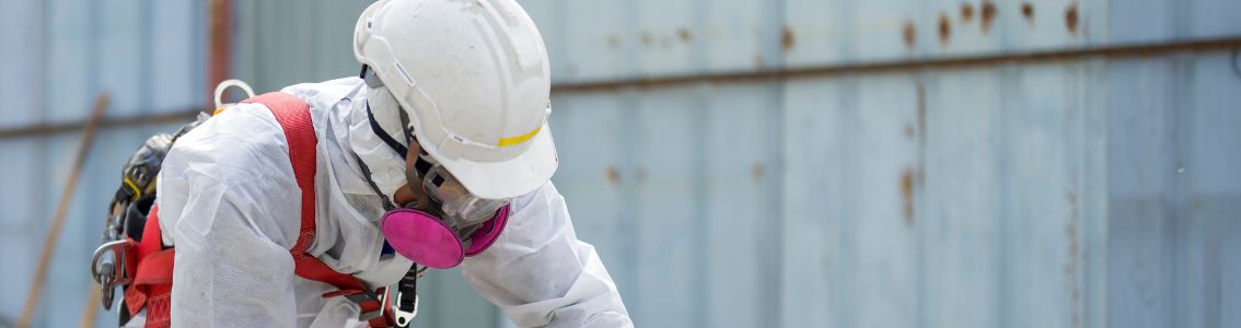 工人穿戴全身防护装备以防止危害