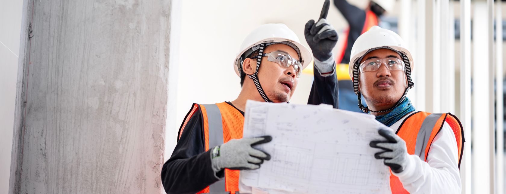 建筑工程师讨论蓝图或项目任务细节