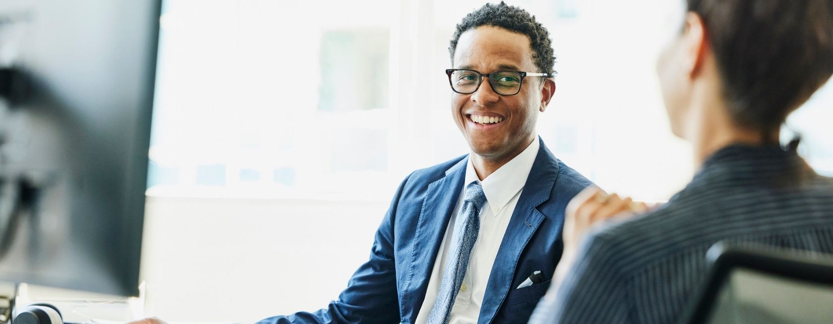 与工作人员交流的商务人士